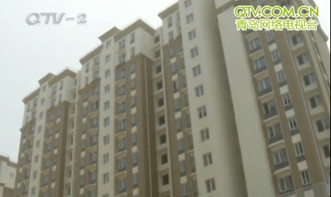 福顺嘉苑不按期交房 五六十位业主围堵小区门