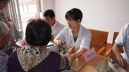 中医药专家为老百姓测量血压义诊
