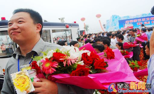 雪龙号科考船上午离青 1.7万海里远征北极