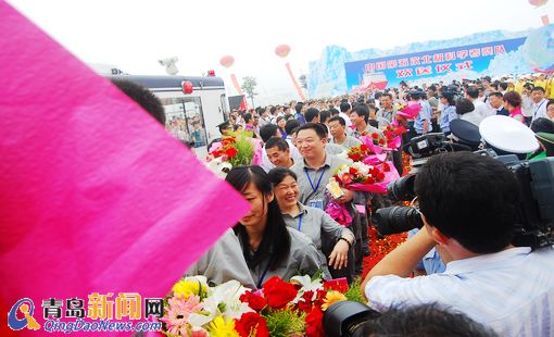 雪龙号科考船上午离青 1.7万海里远征北极