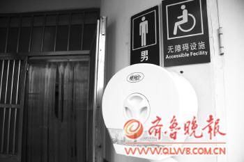 青岛公厕手纸被用来卸妆擦鞋 天黑一扯四五米