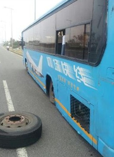 青岛机场巴士行驶中车轴断裂 后轮脱落