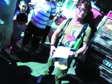 青岛小伙穿一身名牌讨钱花 一根登山杖值一周饭钱