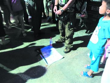 青岛小伙穿一身名牌讨钱花 一根登山杖值一周饭钱