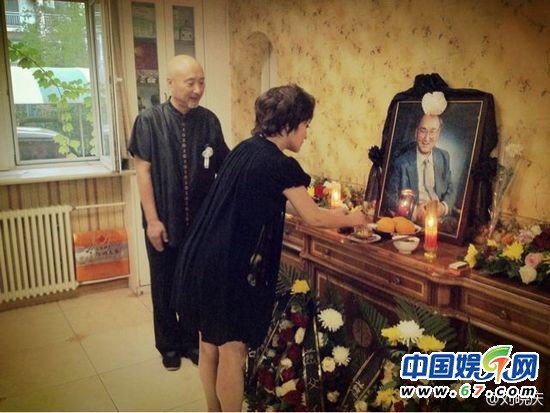 　刘晓庆为陈强上香