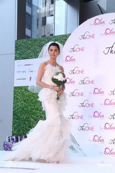 　蒙嘉慧亮相婚纱展