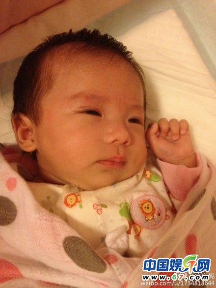 郭羡妮爱女貌美惊人