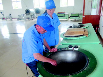 青岛崂山纯手工炒茶:锅最烫超200度 铁砂掌翻飞叶如雨下