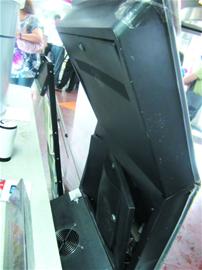 疑手机吸费暴躁男大闹营业厅 踹坏万元抽号机