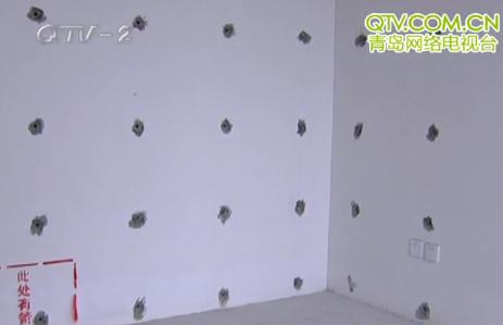 青岛保利百合花园二楼变一楼又现蜂窝墙 整楼密布孔眼 青岛保利百合花园二楼变一楼又现蜂窝墙 整楼密布孔眼