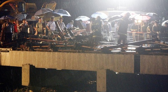 新建廊桥倒塌致1死5伤