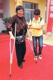 70岁奶奶拄双拐开网店 熟练称呼顾客亲 70岁奶奶拄双拐开网店 熟练称呼顾客亲