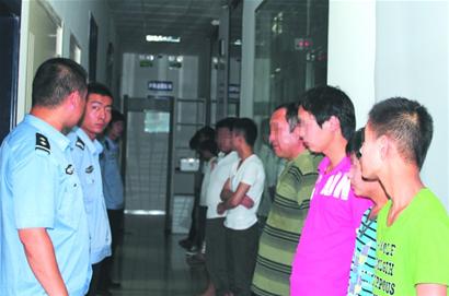 妈妈带2岁娃上黑网吧 浓重烟味刺鼻