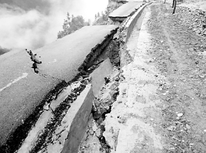 云南绿春公路刚通车两月垮塌 整条路飞下悬崖