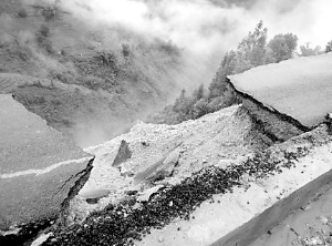 云南绿春公路刚通车两月垮塌 整条路飞下悬崖