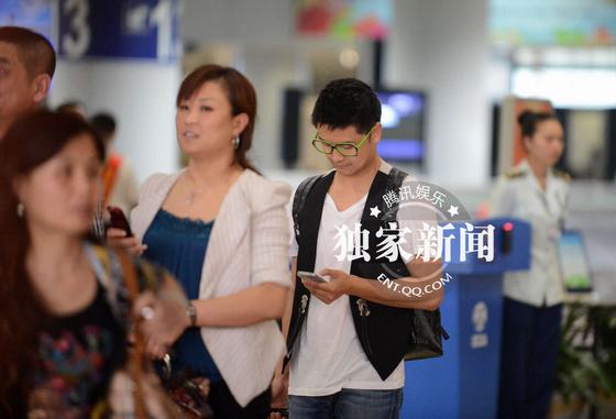 田亮哈利波特造型回京 爱妻叶一茜开豪车接机