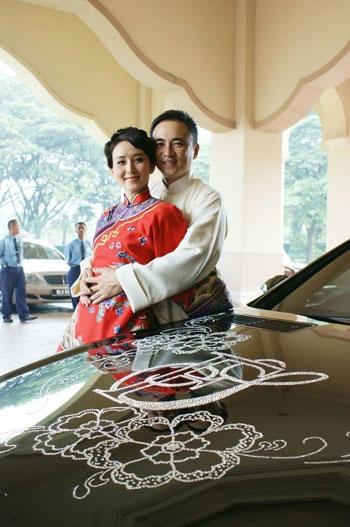 揭秘女星婚礼现场百态 胡静老公向其跪行一路