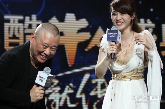 柳岩主持节目俯身秀豪乳 郭德纲不敢正眼看