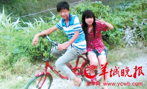 刘伟入狱前在老家骑车带着姐姐 实习生 邱妍（翻拍）