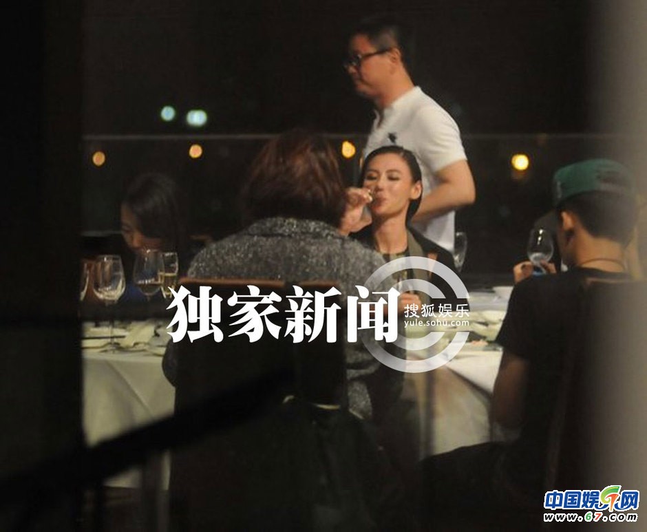 张柏芝高凌风包场聚餐狂笑豪饮 午夜微醉被搀出