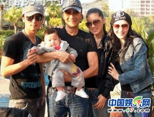 张柏芝飞机喂奶照曝光 Lucas大名谢振轩