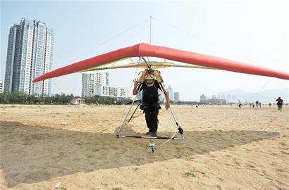 青岛小伙滑翔飞越胶州湾