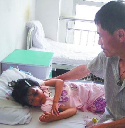 女儿失明骨折妈妈忍痛停药