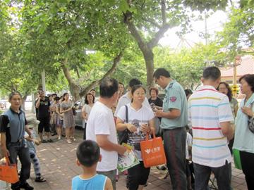 热点小学抢号排队挤破门 冷门学校少人问津