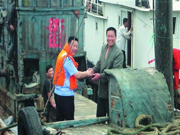 渔船熄火被风浪裹挟撞向堤岸 起火进水水深火热