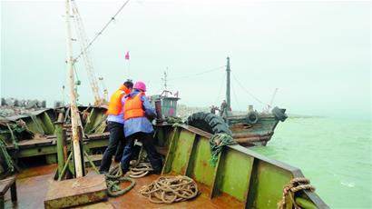渔船熄火被风浪裹挟撞向堤岸 起火进水水深火热