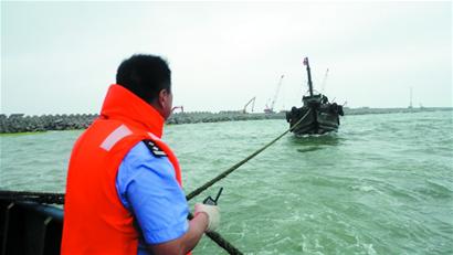 渔船熄火被风浪裹挟撞向堤岸 起火进水水深火热