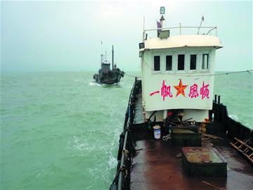 渔船熄火被风浪裹挟撞向堤岸 起火进水水深火热