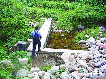 青岛浮山76岁德建游泳池填满垃圾 正申请国家文物保护 青岛浮山76岁德建游泳池填满垃圾 正申请国家文物保护