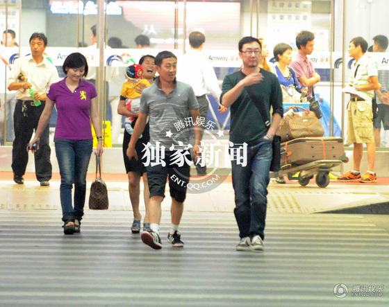 　陆川夜会秦岚妇唱夫随显恩爱 捧场苏醒酒吧