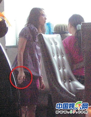 周海媚素颜穿拖鞋如村姑