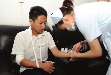 保安徐荣建赤手挡刀时，右手臂受伤。