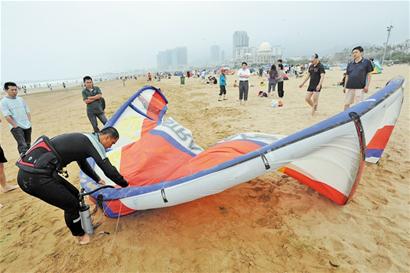 青岛冲浪人:驾一叶扁舟做浪尖舞者