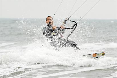 青岛冲浪人:驾一叶扁舟做浪尖舞者