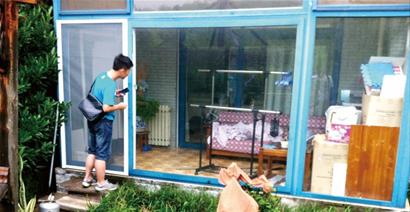 笨贼见主人回家竟将自己反锁 警察到来束手就擒