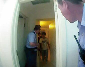 笨贼见主人回家竟将自己反锁 警察到来束手就擒