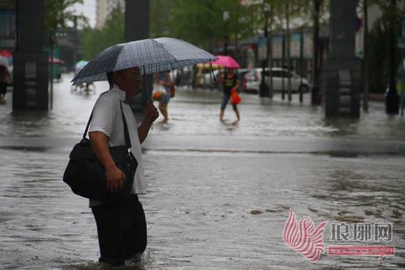 临沂暴雨街道成河 公交积水市民驾充气船出门