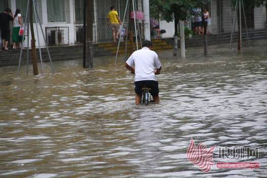 临沂暴雨街道成河 公交积水市民驾充气船出门