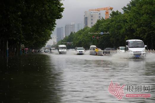 临沂暴雨街道成河 公交积水市民驾充气船出门
