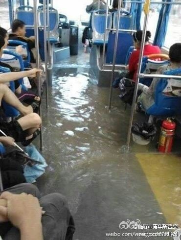 临沂暴雨街道成河 公交积水市民驾充气船出门