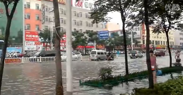 临沂暴雨街道成河 公交积水市民驾充气船出门