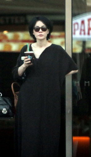 王菲穿道袍长裙做美容