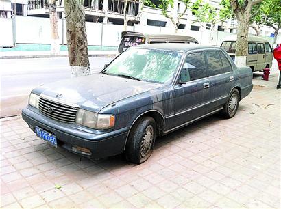 青岛常见霸道报废车被批环境流氓 一身灰尘一占两年