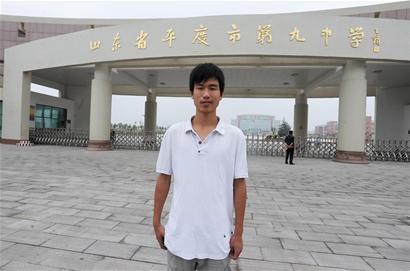 634分寒门学子无钱上学 午餐馒头配咸菜1天生活费5元