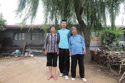 634分寒门学子无钱上学 午餐馒头配咸菜1天生活费5元