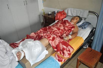 青岛一高墙倒塌10人活埋哭叫声一片 断腿断臂惨不忍睹